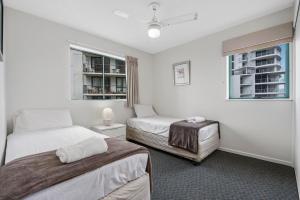 Postel nebo postele na pokoji v ubytování Key Largo Maroochydore