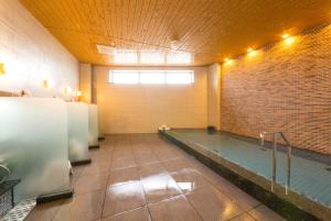 uma casa de banho com piscina num edifício em Hotel Aston Plaza Himeji em Himeji