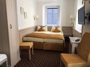 a hotel room with a bed and a window at Rheinhotel St. Goar in Sankt Goar