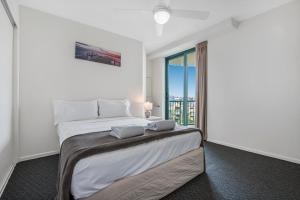 Postel nebo postele na pokoji v ubytování Key Largo Maroochydore