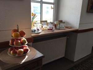 eine Theke mit zwei Obstteller auf einem Tisch in der Unterkunft Rheinhotel St. Goar in Sankt Goar