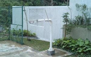 um cesto de basquetebol em frente a uma cerca em Kubu Aji Bandung, Parahyangan Residence em Bandung