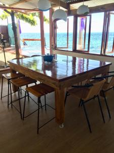 een eettafel met stoelen en een grote tafel bij Costa Cantagay in Jagna