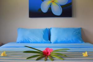 a pink flower sitting on top of a bed at Pandana Boutique Hotel in Nusa Lembongan