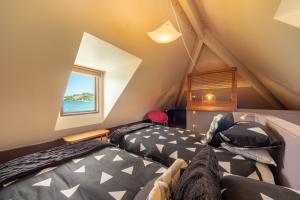 Katil atau katil-katil dalam bilik di Absolute Beach front-Tutukaka Harbour