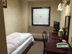 Postel nebo postele na pokoji v ubytování Aoi Business Hotel