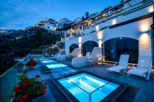 Bazén v ubytování Kratiras View Luxury Suites nebo v jeho okolí
