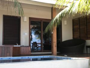 une maison avec une piscine en face d'une maison dans l'établissement Erakor Island Resort & Spa, à Port Vila