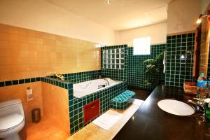 Sea View Luxury Villas Kata Beach tesisinde bir banyo