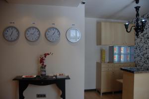 a room with three clocks on the wall at Hostal de Cuenca in Cuenca