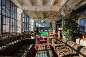 Posezení v ubytování Fabrika Hostel & Suites