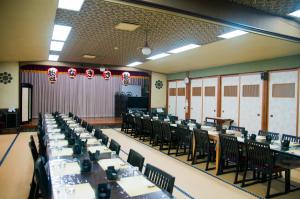 une grande chambre avec des tables et des chaises. dans l'établissement Sansou Nagisa, à Isehara
