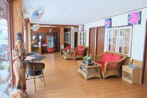 un soggiorno con sedie e tavolo di The Siam Guest House - SHA Extra Plus a Centro di Pattaya
