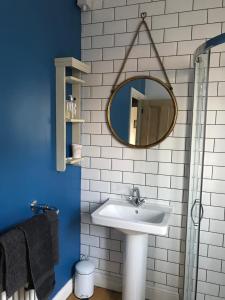 un bagno con lavandino e specchio di Fistral Court a Newquay Altre 18 foto