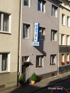 um edifício com um sinal na lateral em Hotel Berg em Colônia