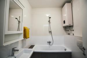 ein Badezimmer mit Waschbecken und Badewanne in der Unterkunft Stina Apartment in Split