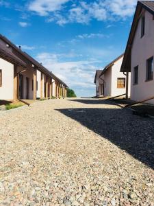 ミコワイキにあるPtasie Siedliskoの晴れた日の建物間の石畳道