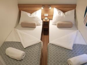 Mobile Homes Banko in Bijela Uvala and Zelena laguna客房内的一张或多张床位