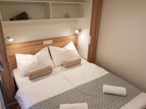 Mobile Homes Banko in Bijela Uvala and Zelena laguna客房内的一张或多张床位