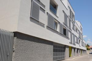 ein Gebäude mit Fensterläden an der Straßenseite in der Unterkunft Stina Apartment in Split