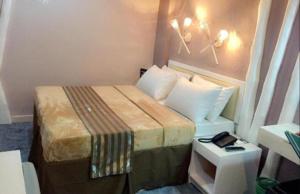 Postel nebo postele na pokoji v ubytování Urban Travellers Hotel