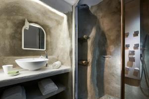 Koupelna v ubytování Terra Mare Suites + 37 fotografií
