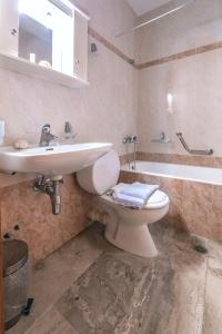 A bathroom at Avra Hotel