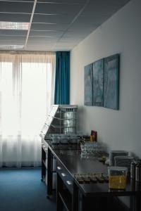 une chambre avec une table et des lunettes dans l'établissement Sport-Relax Centrum Bors Club, à Břeclav