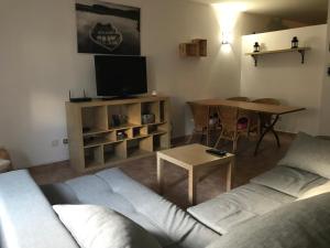 Televízia a/alebo spoločenská miestnosť v ubytovaní Arinaga Beach Apartment