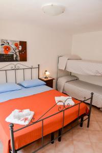 um quarto com uma cama e 2 beliches em Casa Noto em Marettimo