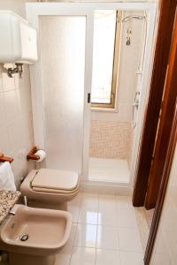 łazienka z 2 toaletami i prysznicem w obiekcie Casa Noto w mieście Marettimo
