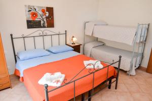 a bedroom with a twin bed and a bunk bed at Casa Noto in Marettimo