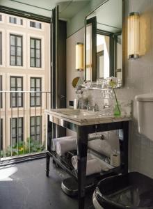 bagno con lavandino e specchio di Wittmore Hotel - Adults Only a Barcellona