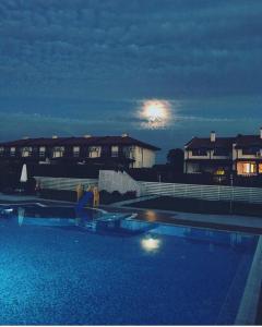 - Vistas a la piscina por la noche en Ivanovi Kolibi Villa, en Lozenets