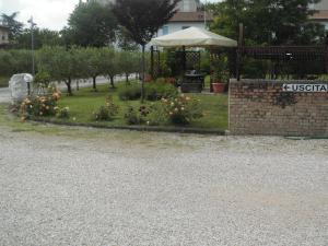 A garden outside Il Casale Della Fornace