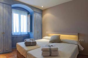 Un pat sau paturi într-o cameră la Apartamento Can Trona 1B Turismo volcánico Vall de Bas