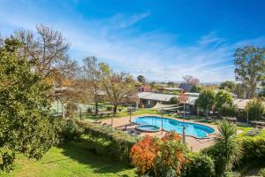 uma imagem de uma piscina num quintal em Alzburg Resort em Mansfield