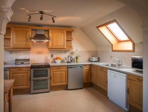 A kitchen or kitchenette at Carden Holiday Cottages - Elgin