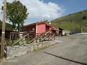 une maison rouge sur le côté d'une route dans l'établissement Agriturismo Casa Della Nonna, à Mormanno