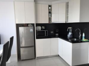 Kuchyň nebo kuchyňský kout v ubytování Three bedroom apartment on Pratumnak