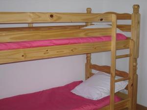 a couple of bunk beds in a room at Gîte Bien Etre in Boulogne-sur-Gesse