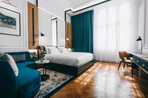 um quarto de hotel com uma cama e um sofá em Yangon Excelsior em Yangon
