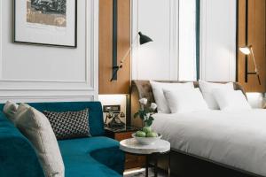Uma cama ou camas num quarto em Yangon Excelsior