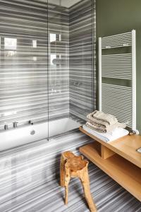 a bathroom with a glass shower and a wooden stool at Agriturismo Tenuta la Pergola in Bardolino