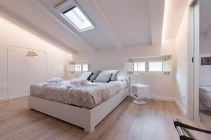 A bed or beds in a room at Luxury apartment in city center