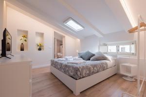 A bed or beds in a room at Luxury apartment in city center