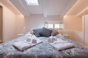 A bed or beds in a room at Luxury apartment in city center