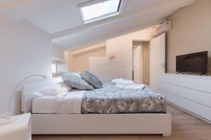 A bed or beds in a room at Luxury apartment in city center