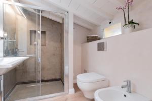 A bathroom at Luxury apartment in city center