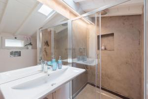 A bathroom at Luxury apartment in city center Még 32 kép